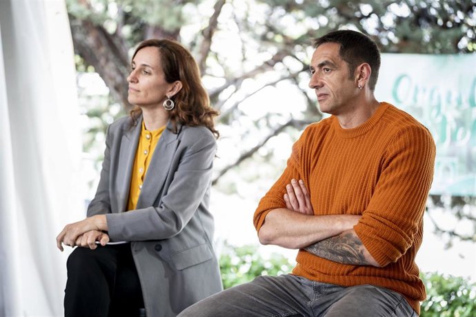 Archivo - La ministra de Sanidad, Mónica García y el diputado de Más Madrid, Emilio Delgado, durante la celebración en Móstoles de las fiestas del 2 de mayo, a 2 de mayo de 2025, en Móstoles, Madrid (España).