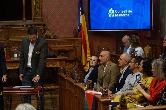 El nuevo conseller del grupo socialista en el Consell de Mallorca, Joan Méndez, toma posesión de su cargo.