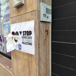 Imagen de la sede con el acto vandálico.