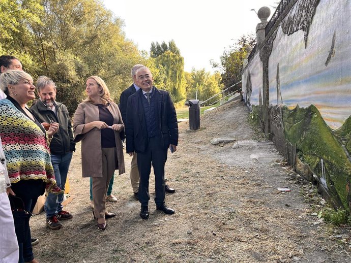 Ayala y el delegado de la Junta en Burgos visitan el mural junto al río, en la zona del Museo de la Evolución.