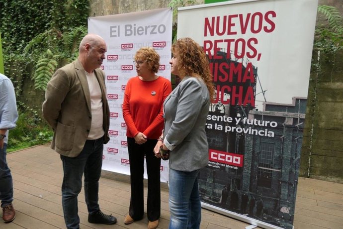 El secretario general de CCOO, Unai Sordo, y la secretaria autonómica, Ana Fernández de los Muros, atienden a los medios con motivo de asamblea de delegados del sindicato en Ponferrada (León)