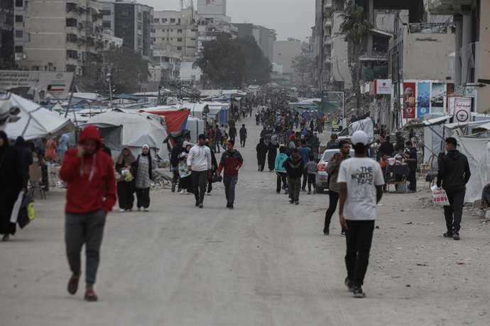 Archivo - Palestinos en una calle de la ciudad de Gaza en medio de la ofensiva militar de Israel contra la Franja de Gaza (archivo)