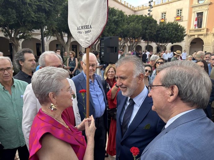 El ministro de Política Territorial y Memoria Democrática, Ángel Víctor Torres, conversa con asistentes al acto de inhumación y homenaje a 'Los Coloraos' celebrado en la Plaza Vieja de Almería.