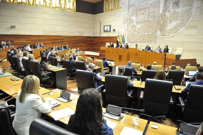 Pleno de la Asamblea de Extremadura donde ha sido aprobada la Ley de Concordia de PP y Vox con rechazo del PSOE y de Unidas por Extremadura