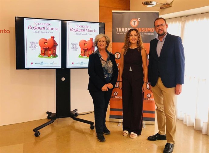 La presidenta de Thader Consumo, Juana Pérez, junto a los concejales de Desarrollo Urbano y Ciudad Inteligente, José Guillén, y de Mujer, Políticas de Conciliación, Mayores y Discapacidad, Ascensión Carreño