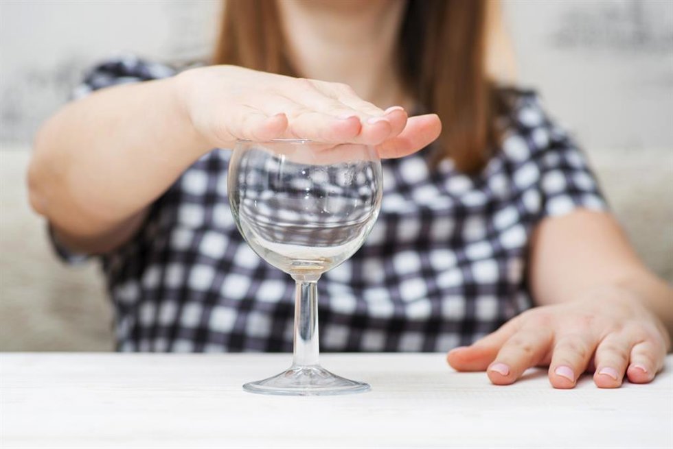 Archivo - Mujer rechazando beber alcohol.