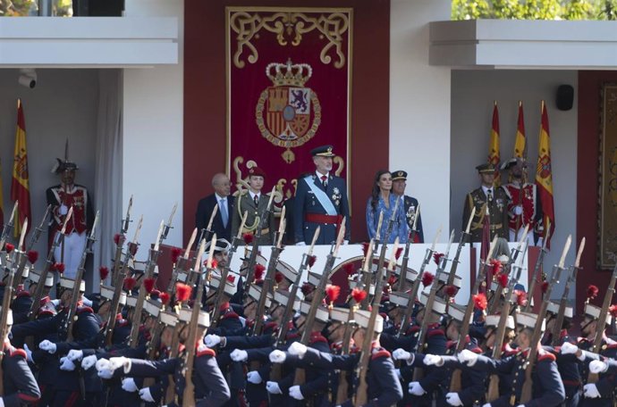 Archivo - La Guardia Real pasa por la tribuna real durante el desfile del 12 de octubre 'Día de la Fiesta Nacional', en la plaza de Cánovas del Castillo