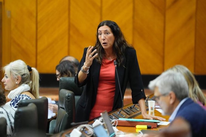 La consejera de Inclusión Social, Juventud, Familia e Igualdad, Loles López, en el pleno del Parlamento de Andalucía. A fecha de 09 de octubre de 2025.