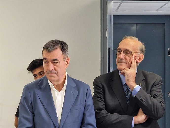 Román Rodríguez y Manuel Reigosa este jueves en un acto en Vigo.