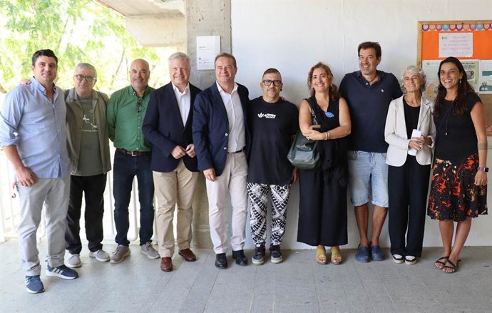 Foto de familia tras el descubrimiento de la Placa Docomomo en el Colegio del Aljarafe, en la Semana de la Arquitectura.