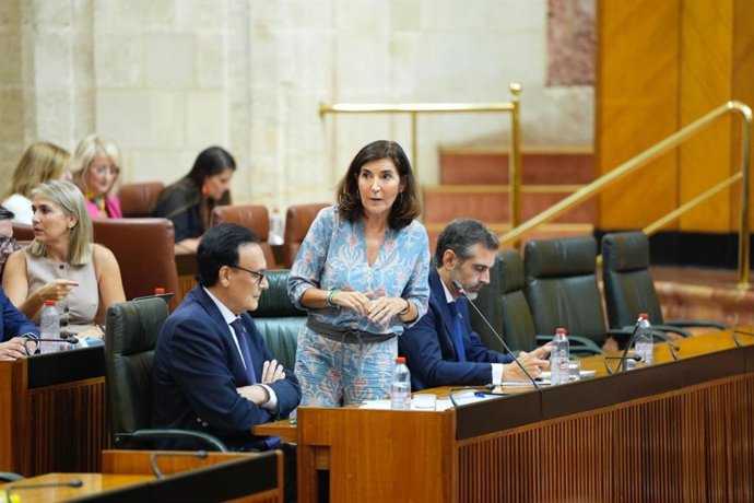 La consejera de Empleo, Empresa y Trabajo Autónomo, Rocío Blanco, en pleno del Parlamento de Andalucía. A fecha de 09 de octubre de 2025.