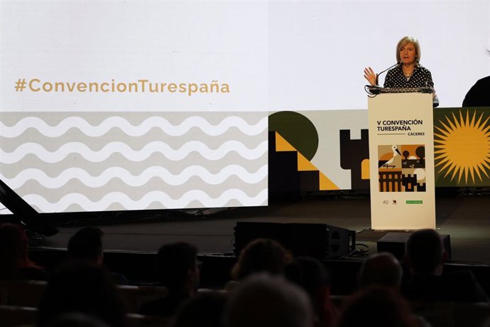 La consejera de Cultura, Turismo, Jóvenes y Deportes, Victoria Bazaga, interviene en la tercera jornada de la V Convención de Turespaña, que se celebra en Cáceres