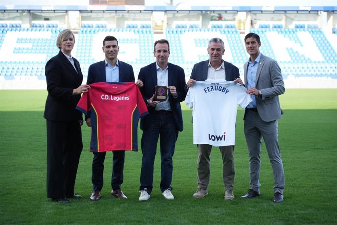 De izquierda a derecha, la concejala de Deportes del Ayuntamiento de Leganés, Clara Polonio; el director general del CD Leganés, Martín Ortega; el alcalde de Leganés, Miguel Ángel Recuenco; el CEO de la RFER, Txus Mardaras; y Martín Mantovani.