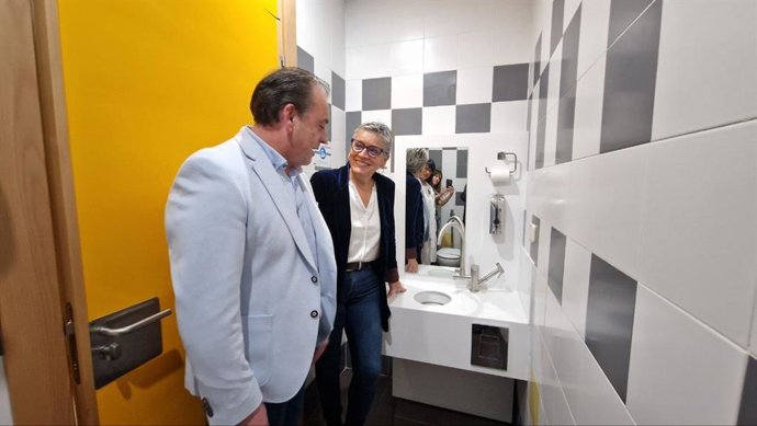 La consejera de Salud, Concepción Saavedra, y el presidente de la federación de personas Ostomizadas de Asturias, Fermín Montes.