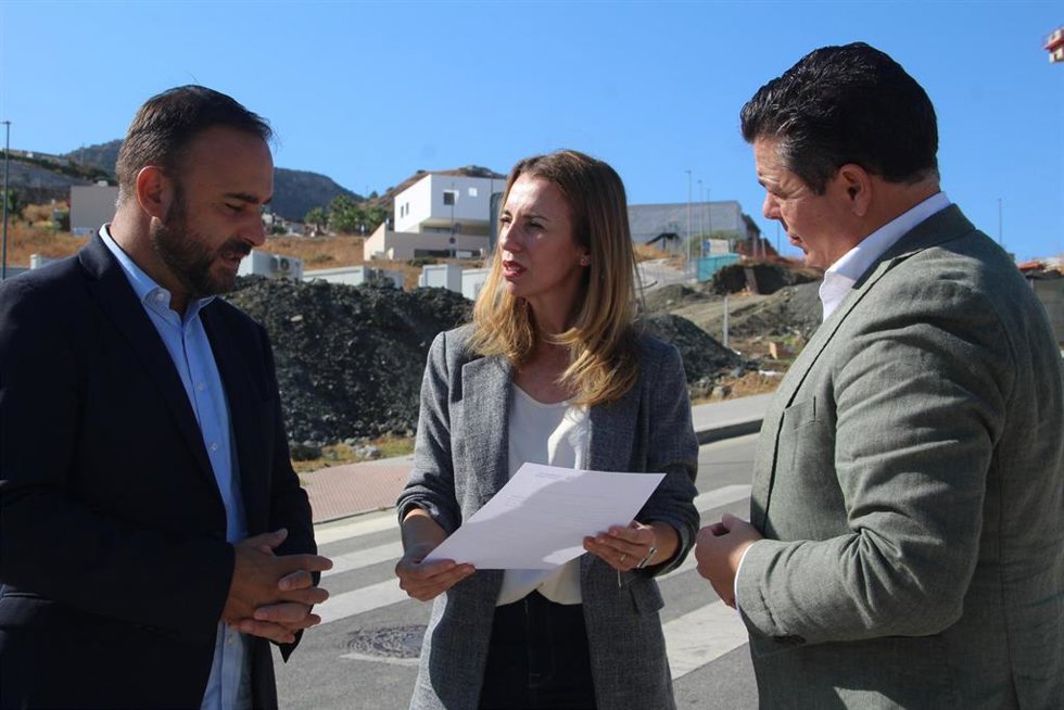 La vicesecretaria y senadora por el PP de Málaga, Lucía Yeves, el diputado nacional Mario Cortés y el portavoz 'popular' en el municipio, Pedro Pardo.