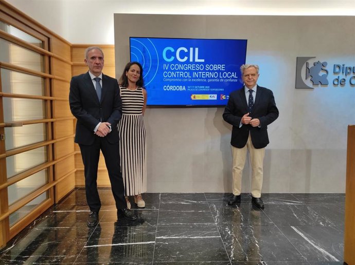El presidente de la Diputación de Córdoba, Salvador Fuentes (dcha.), en la presentación de Congreso sobre Control Interno Local.