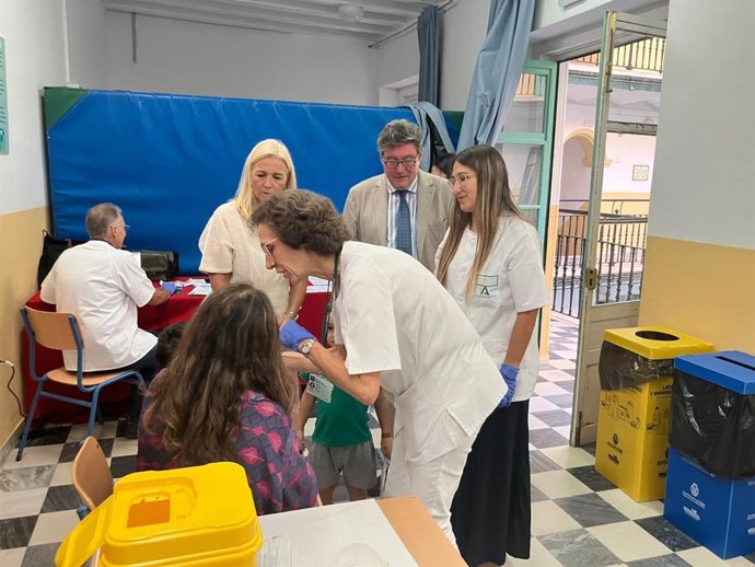 Eva Pajares y José Ángel Aparicio en un colegio en Cádiz dentro de la campaña de vacunación antigripal.