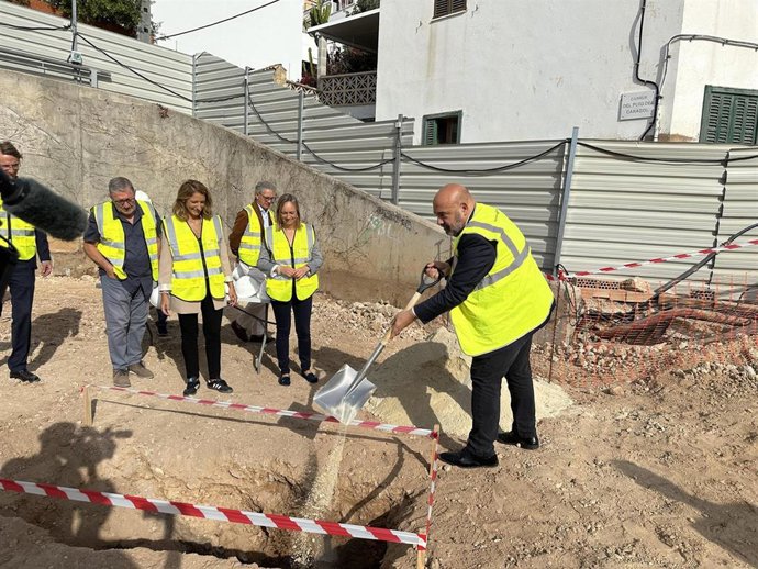 El alcalde de Palma, , Jaime Martínez Llabrés, el presidente de la Asociación de Vecinos de Génova, Gaspar Puyol y miembros del proyecto de construcción del Casal de Génova