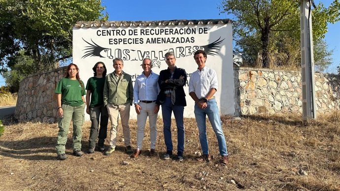 Martínez (centro), durante su visita al Centro de Recuperación de Especies Amenazadas (CREA) Los Villares.