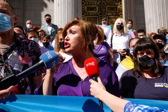 Archivo - Una activista por los derechos trans, Mar Cambrollé ofrece declaraciones a los medios después de una sesión plenaria en el Congreso de los Diputados, a 18 de mayo de 2021, en Madrid (España).