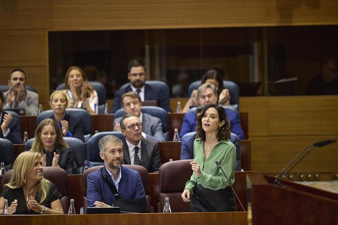A Presidente da Comunidade de Madri, Isabel Díaz Ayuso, fala durante a sessão plenária da Assembleia de Madri, 9 de outubro de 2025, Madri (Espanha). Durante essa sessão plenária, a recepção de menores estrangeiros não acompanhados na região é debatida, b