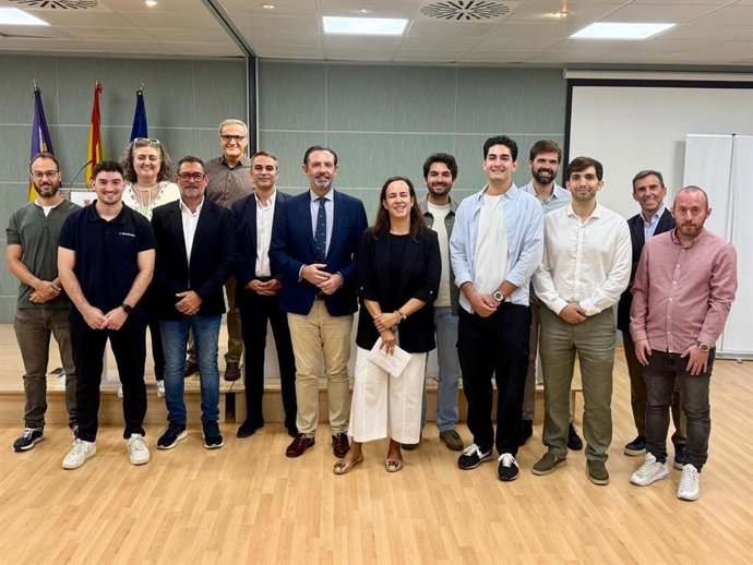 El conseller de Empresa, Autónomos y Energía, Alejandro Sáenz de San Pedro, junto a los galardonados.