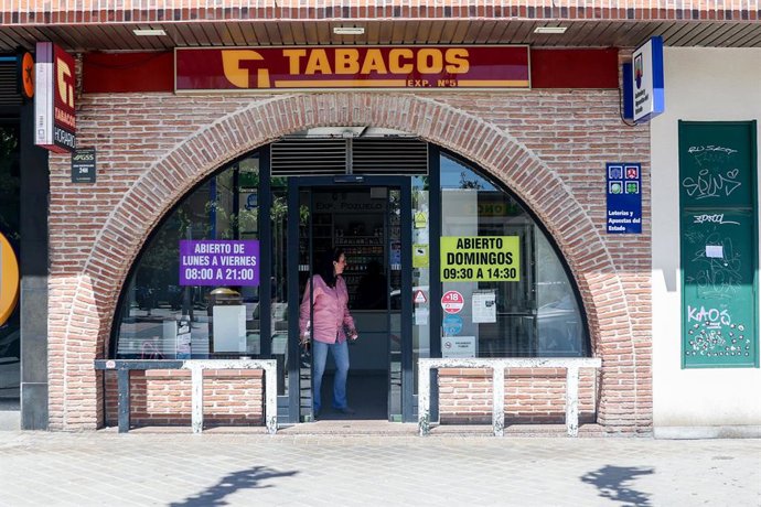 Archivo - Fachada de un estanco, a 18 de abril de 2024, en Madrid (España). Tras la noticia de que Reino Unido ha prohibido la venta de productos de tabaco a cualquier persona nacida después del 1 de enero de 2009, la ministra de Sanidad, Mónica García, h
