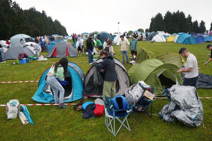Archivo - Varias personas llegan a la primera jornada del festival O Son do Camiño, a 12 de junio de 2025, en Santiago de Compostela, A Coruña