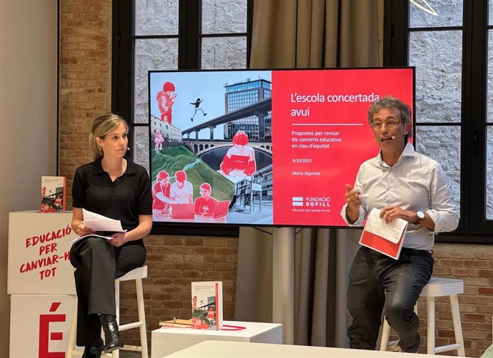 La referente de políticas contra la segregación escolar de la Fundació Bofill, María Segurol, y el director de la fundación, Ismael Palacín, este jueves en rueda de prensa