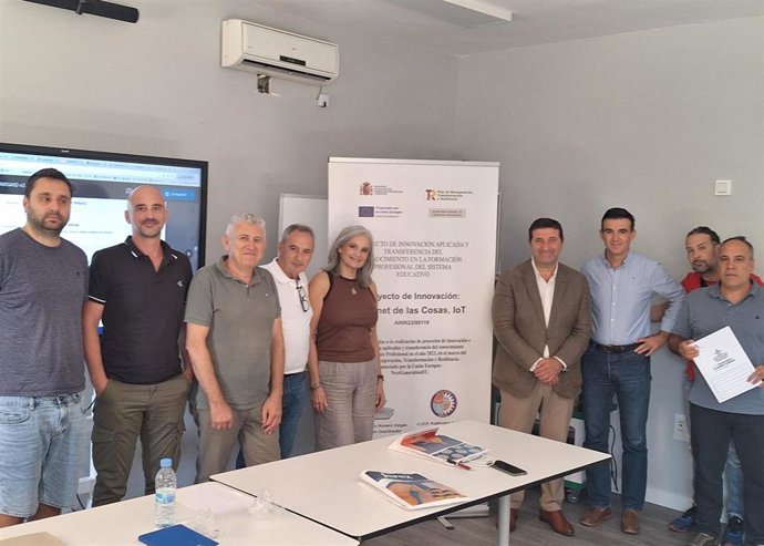 El teniente de alcaldesa de Seguridad, Transformación Digital en el Ayuntamiento de Jerez de la Frontera (Cádiz), José Ignacio Martínez, en el Proyecto de Innovación: Internet de las Cosas, IoT, que se está realizando en el IES Francisco Romero Vargas