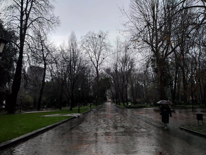 Archivo - Una zona del Campo San Francisco de Oviedo en una jornada de lluvia.