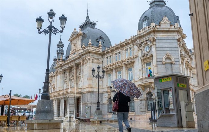 Una persona pasea bajo la lluvia por el centro de Cartagena