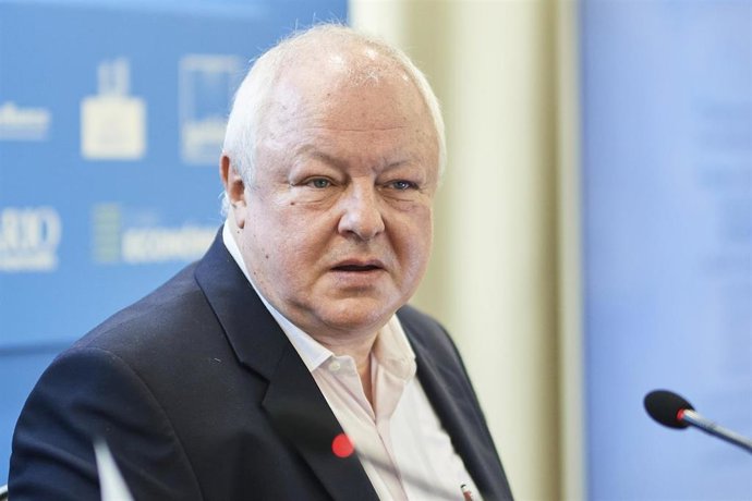 Archivo - El director ejecutivo de la Fundación de Estudios de Economía Aplicada (FEDEA), Ángel de la Fuente, a 6 de septiembre de 2023, en Santander, Cantabria (España).