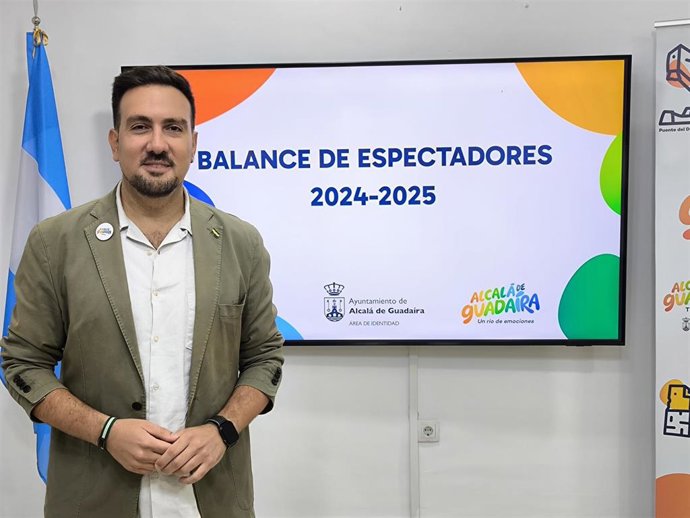 El delegado de Cultura y Turismo de Alcalá de Guadaíra, Christopher Rivas, presenta el balance de espectadores 2024-2025.