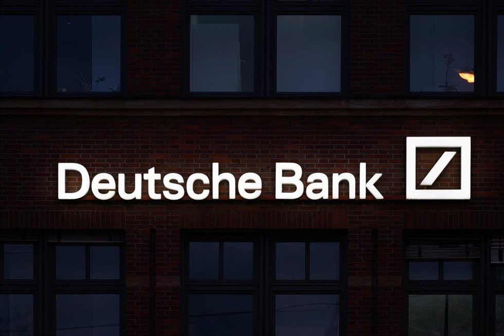 Archivo - 04 April 2023, Saxony, Dresden: El logo de Deutsche Bank iluminado en una fachada