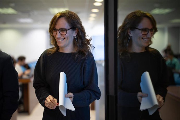 La ministra de Sanidad, Mónica García, ofrece declaraciones a la prensa tras la reunión extraordinaria del pleno del Consejo Interterritorial del Sistema Nacional de Salud (CISNS), a 8 de octubre de 2025, en Madrid (España).