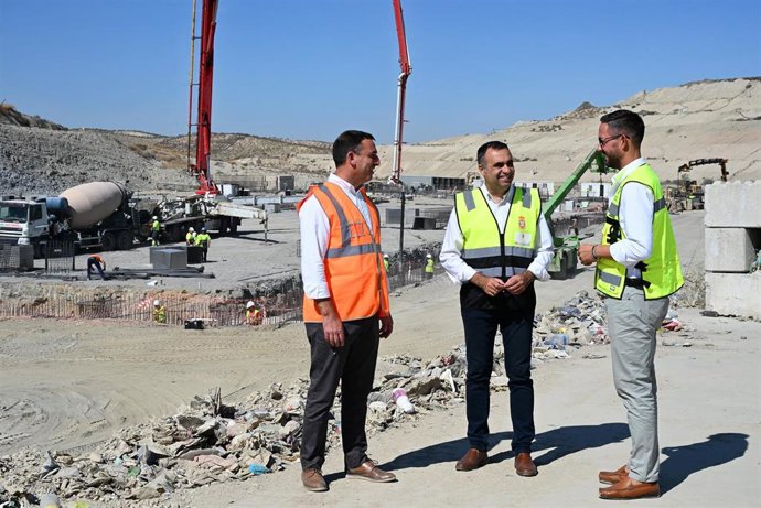 El presidente de la Diputación de Granada, Francis Rodríguez, junto al diputado de Agua, Promoción Agraria y Medio Ambiente, Antonio Mancilla, visita las obras que se están ejecutando en la Ecocentral Granada.