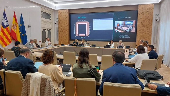La consellera de Trabajo, Función Pública y Diálogo Social, Catalina Cabrer, durante su comparecencia en el Parlament.