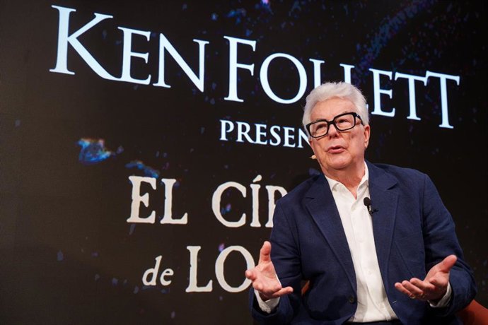 El escritor Ken Follett presenta su nueva novela, 'El círculo de los días', a 9 de octubre de 2025, en Madrid (España). La obra está ambientada en la época de la construcción de Stonehenge, a través de una saga épica protagonizada por Seft y Joia. Además 