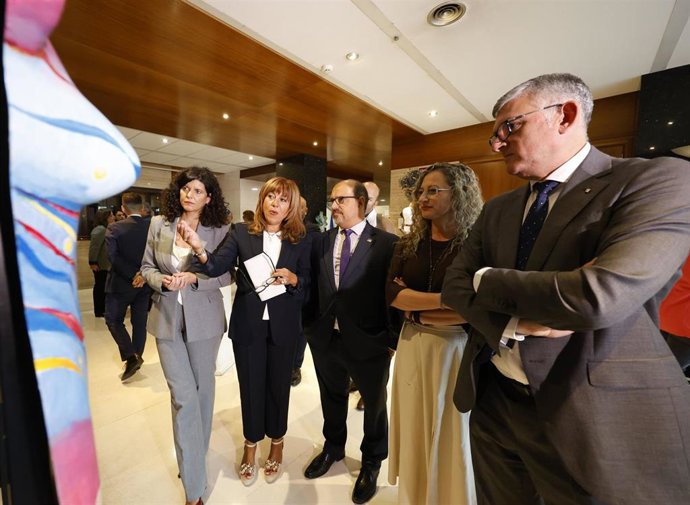 Las Cortes acogen una exposición centrada en la salud mental y las mujeres.