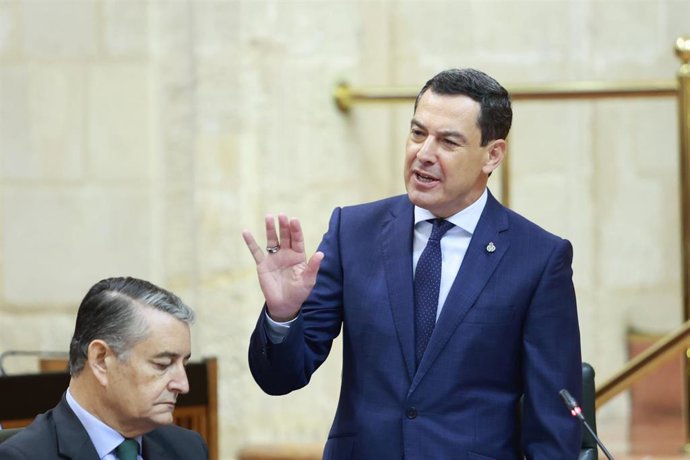 El presidente de la Junta de Andalucía, Juanma Moreno, interviene durante la sesión de control en el pleno del Parlamento andaluz. A 9 de octubre de 2025, en Sevilla (Andalucía, españa). Segunda jornada de Pleno, con Sesión de Control al Gobierno y pregun