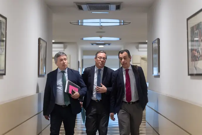 Archivo - El secretario general del PP de Madrid, Alfonso Serrano, llega a la Comisión de Investigación sobre el ‘caso Koldo'