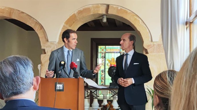 Benjumea (izda) y Olmedo presentan los II Premios del Hispanismo de la Fundación Duques de Soria.