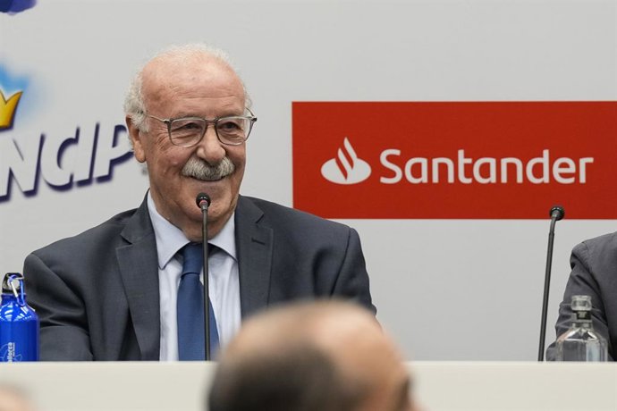 Archivo - Vicente del Bosque during the presentation of the Vicente del Bosque Football Academy 2025 at Santander Work Cafe on March 27, 2025, in Madrid, Spain.