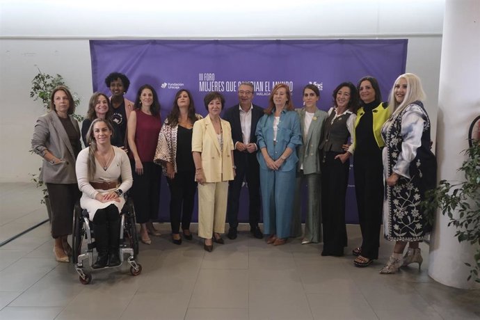 Francisco Salado ha dado la bienvenida a las asistentes junto a la delegada de Igualdad de la Junta de en Málaga, Ruth Sarabia, la responsable de Solidaridad e Investigación de Fundación Unicaja y la editora de Mujeres a Seguir.