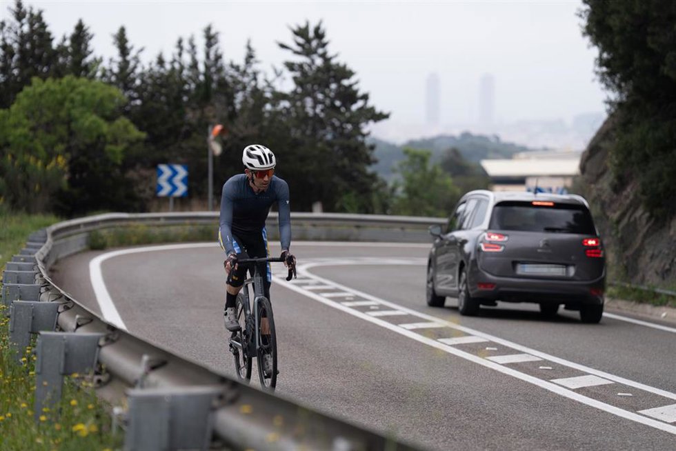 Archivo - Una bicicleta y un coche circulan por la carretera de lArrabassada, a 15 de abril de 2025, en Barcelona, Cataluña (España). 