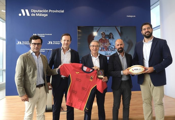El presidente de Turismo Costa del Sol, Francisco Salado, junto al presidente del Club de Rugby Málaga,; el edil de Deporte de Málaga; el director de Eventos e Instalaciones Deportivas de la Junta; y el presiente de la Federación Española de Rugby.