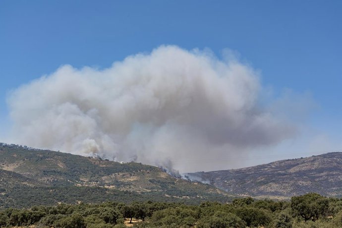 Archivo - Vista del fuego, a 14 de agosto de 2025, en Cáceres, Extremadura (España). El incendio que se originó en Jarilla continúa avanzando sin control después de tres días, tras haber arrasado 4.600 hectáreas en un perímetro que alcanza ya los 48 kilóm