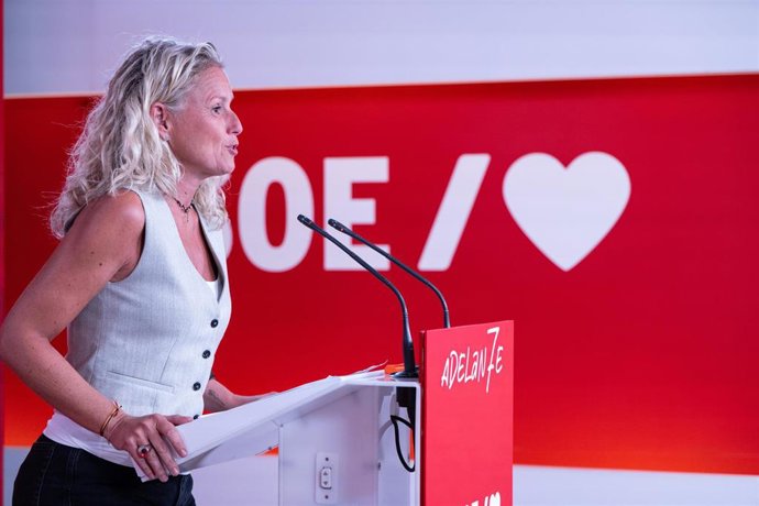 Archivo - La portavoz del PSOE, Montse Mínguez, en una rueda de prensa en Ferraz.