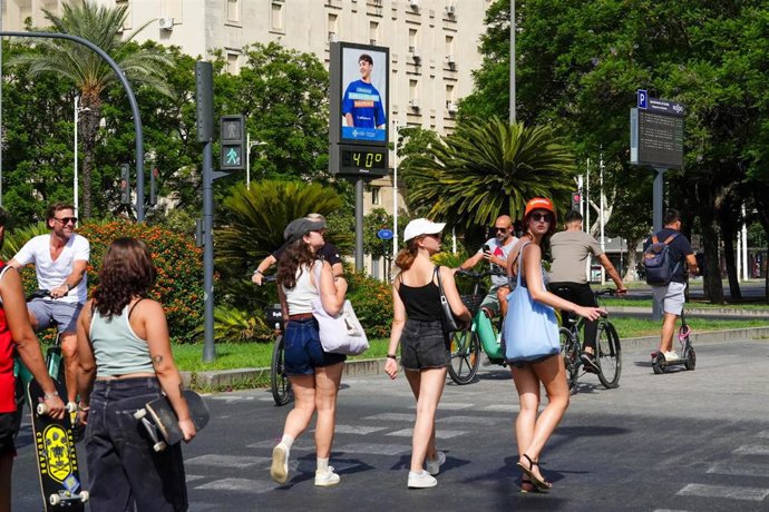 Archivo - Peatones por la capital andaluza en plena ola de calor. A 4 de agosto de 2025 en Sevilla, Andalucía (España).